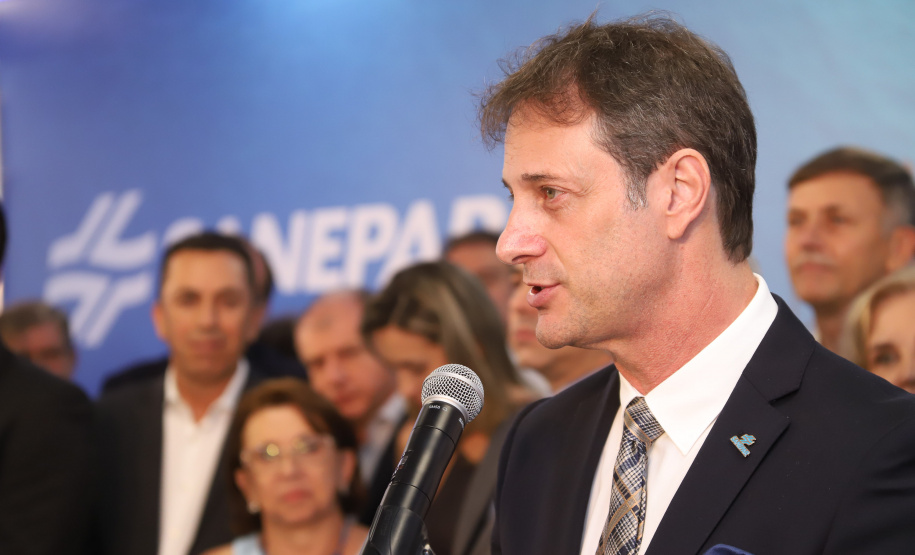 O governador Carlos Massa Ratinho Junior afirmou nesta quarta-feira (23), na solenidade de comemoração pelos 56 anos da Sanepar e de posse da nova diretoria, que a missão da empresa é avançar em oferta de água e sistema de esgoto, chegando a localidades que ainda não contam com estes serviços.Foto: Rodrigo Felix Leal/ANPr