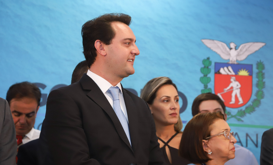 O governador Carlos Massa Ratinho Junior afirmou nesta quarta-feira (23), na solenidade de comemoração pelos 56 anos da Sanepar e de posse da nova diretoria, que a missão da empresa é avançar em oferta de água e sistema de esgoto, chegando a localidades que ainda não contam com estes serviços.Foto: Rodrigo Felix Leal/ANPr