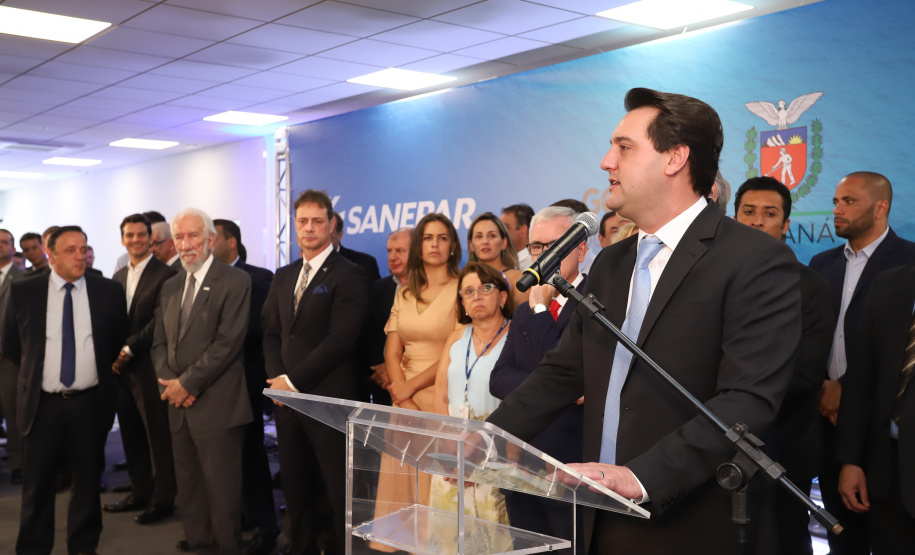 O governador Carlos Massa Ratinho Junior afirmou nesta quarta-feira (23), na solenidade de comemoração pelos 56 anos da Sanepar e de posse da nova diretoria, que a missão da empresa é avançar em oferta de água e sistema de esgoto, chegando a localidades que ainda não contam com estes serviços.Foto: Rodrigo Felix Leal/ANPr