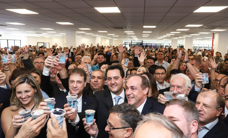 O governador Carlos Massa Ratinho Junior afirmou nesta quarta-feira (23), na solenidade de comemoração pelos 56 anos da Sanepar e de posse da nova diretoria, que a missão da empresa é avançar em oferta de água e sistema de esgoto, chegando a localidades que ainda não contam com estes serviços.Foto: Rodrigo Felix Leal/ANPr