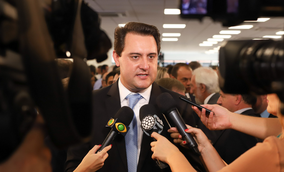 O governador Carlos Massa Ratinho Junior afirmou nesta quarta-feira (23), na solenidade de comemoração pelos 56 anos da Sanepar e de posse da nova diretoria, que a missão da empresa é avançar em oferta de água e sistema de esgoto, chegando a localidades que ainda não contam com estes serviços.Foto: Rodrigo Felix Leal/ANPr