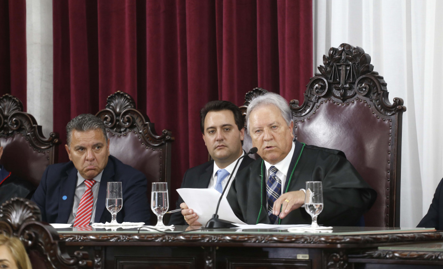 GOVERNADOR PARTICIPA DA POSSE DO PRESIDENTE DO TCE. O governador Carlos Massa Ratinho Junior participa da posse de Nestor Baptista na Presidência do Tribunal de Contas do Estado do Paraná. - Curitiba, 23-01-19Foto: Arnaldo Alves / ANPr.