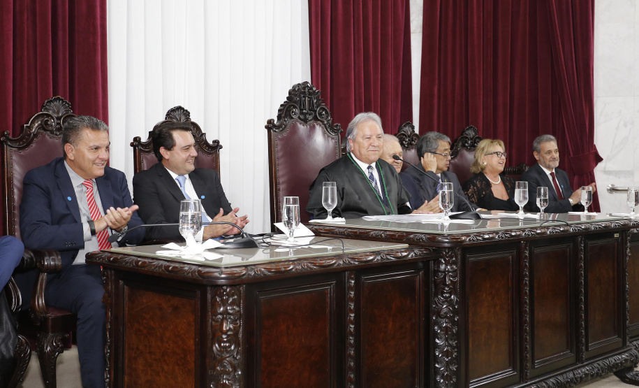 GOVERNADOR PARTICIPA DA POSSE DO PRESIDENTE DO TCE. O governador Carlos Massa Ratinho Junior participa da posse de Nestor Baptista na Presidência do Tribunal de Contas do Estado do Paraná. - Curitiba, 23-01-19Foto: Arnaldo Alves / ANPr.