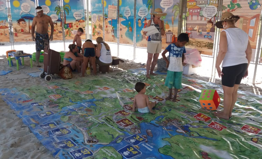 Nos primeiros 30 dias de Operação Verão, o Instituto Ambiental do Paraná (IAP) vem promovendo atividades ambientais lúdicas e educativas aos veranistas que estão no Litoral e também no Interior do Estado. As ações são realizadas em parceria com a Secretaria de Estado do Desenvolvimento Ambiental e Turismo, o Instituto das Águas e o Batalhão da Polícia Ambiental Força Verde. Foto: Divulgação/SEMA