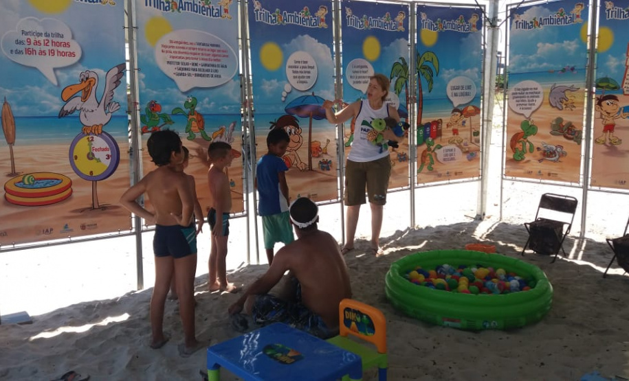 Nos primeiros 30 dias de Operação Verão, o Instituto Ambiental do Paraná (IAP) vem promovendo atividades ambientais lúdicas e educativas aos veranistas que estão no Litoral e também no Interior do Estado. As ações são realizadas em parceria com a Secretaria de Estado do Desenvolvimento Ambiental e Turismo, o Instituto das Águas e o Batalhão da Polícia Ambiental Força Verde. Foto: Divulgação/SEMA