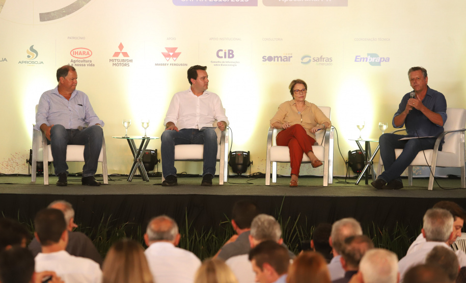 O governador Carlos Massa Ratinho Junior e a ministra da Agricultura, Pecuária e Abastecimento, Tereza Cristina, participam do evento que marca a abertura nacional da colheita da soja. Apucarana, 24/01/2019. Foto: Rodrigo Felix Leal/ANPr