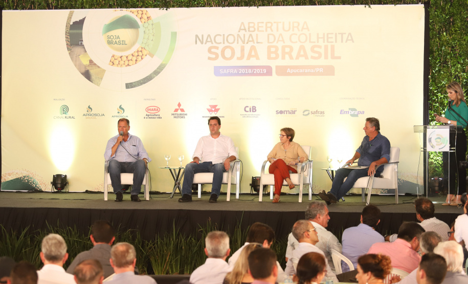 O governador Carlos Massa Ratinho Junior e a ministra da Agricultura, Pecuária e Abastecimento, Tereza Cristina, participam do evento que marca a abertura nacional da colheita da soja. Apucarana, 24/01/2019. Foto: Rodrigo Felix Leal/ANPr