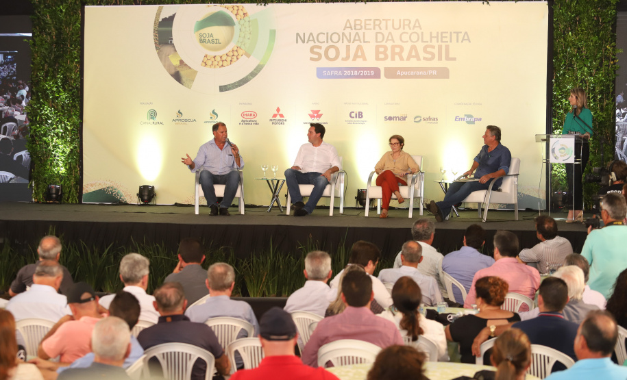 O governador Carlos Massa Ratinho Junior e a ministra da Agricultura, Pecuária e Abastecimento, Tereza Cristina, participam do evento que marca a abertura nacional da colheita da soja. Apucarana, 24/01/2019. Foto: Rodrigo Felix Leal/ANPr