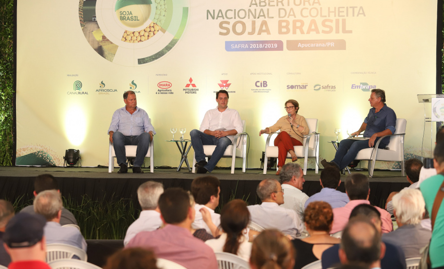 O governador Carlos Massa Ratinho Junior e a ministra da Agricultura, Pecuária e Abastecimento, Tereza Cristina, participam do evento que marca a abertura nacional da colheita da soja. Apucarana, 24/01/2019. Foto: Rodrigo Felix Leal/ANPr