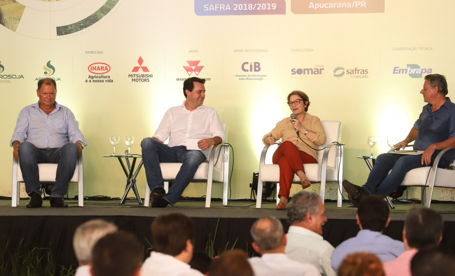 O governador Carlos Massa Ratinho Junior e a ministra da Agricultura, Pecuária e Abastecimento, Tereza Cristina, participam do evento que marca a abertura nacional da colheita da soja. Apucarana, 24/01/2019. Foto: Rodrigo Felix Leal/ANPr