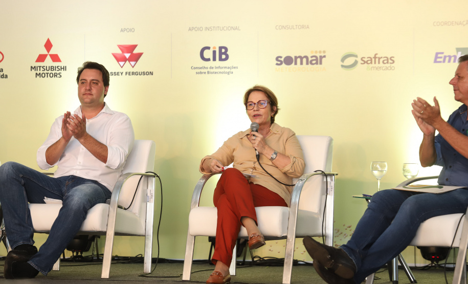 O governador Carlos Massa Ratinho Junior e a ministra da Agricultura, Pecuária e Abastecimento, Tereza Cristina, participam do evento que marca a abertura nacional da colheita da soja. Apucarana, 24/01/2019. Foto: Rodrigo Felix Leal/ANPr