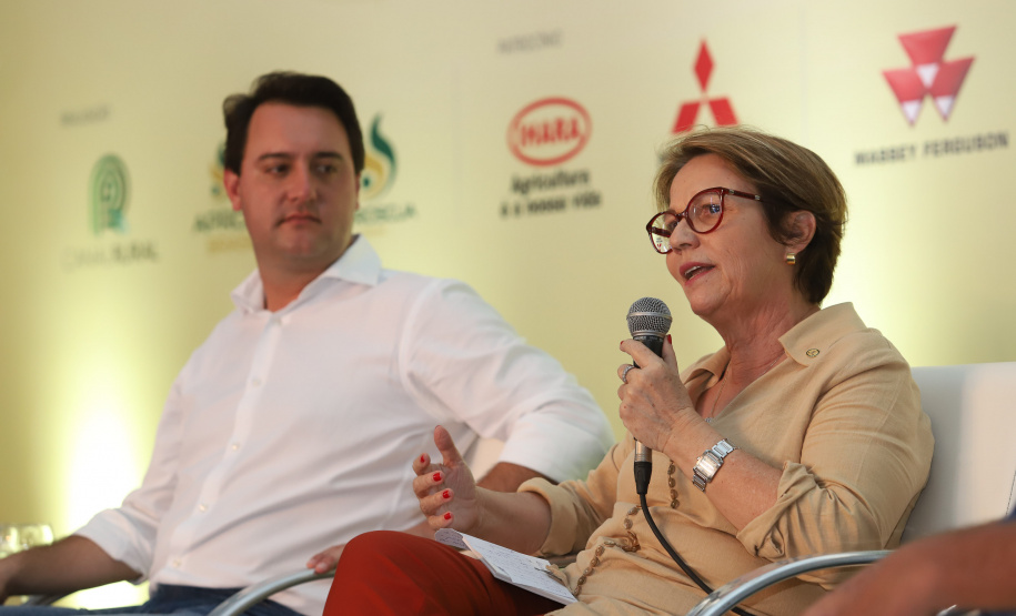 O governador Carlos Massa Ratinho Junior e a ministra da Agricultura, Pecuária e Abastecimento, Tereza Cristina, participam do evento que marca a abertura nacional da colheita da soja. Apucarana, 24/01/2019. Foto: Rodrigo Felix Leal/ANPr