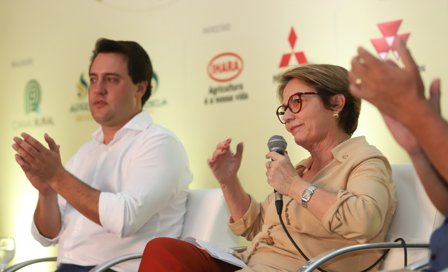 O governador Carlos Massa Ratinho Junior e a ministra da Agricultura, Pecuária e Abastecimento, Tereza Cristina, participam do evento que marca a abertura nacional da colheita da soja. Apucarana, 24/01/2019. Foto: Rodrigo Felix Leal/ANPr