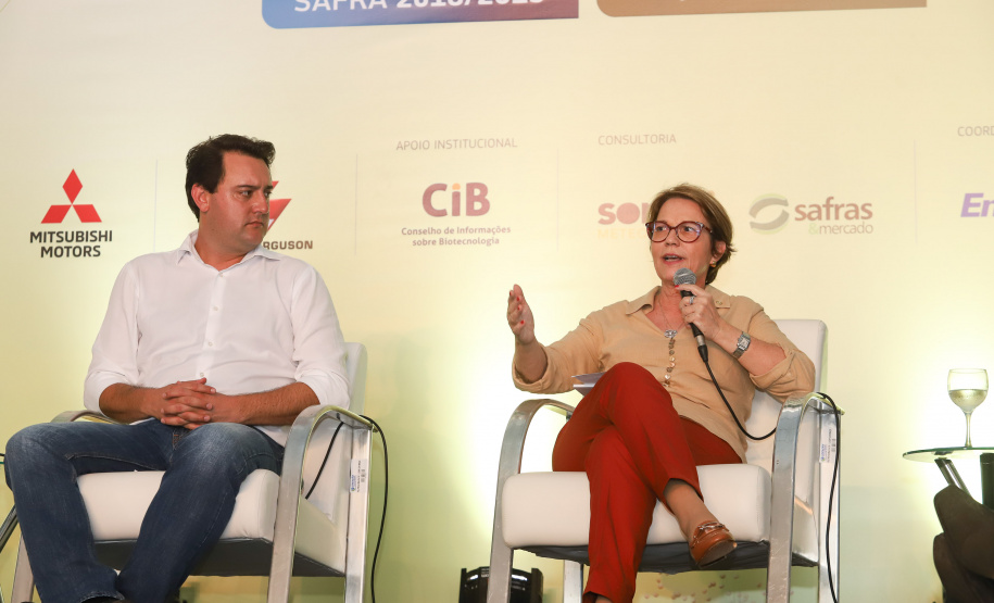 O governador Carlos Massa Ratinho Junior e a ministra da Agricultura, Pecuária e Abastecimento, Tereza Cristina, participam do evento que marca a abertura nacional da colheita da soja. Apucarana, 24/01/2019. Foto: Rodrigo Felix Leal/ANPr