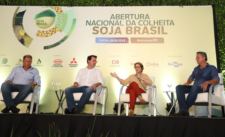 O governador Carlos Massa Ratinho Junior e a ministra da Agricultura, Pecuária e Abastecimento, Tereza Cristina, participam do evento que marca a abertura nacional da colheita da soja. Apucarana, 24/01/2019. Foto: Rodrigo Felix Leal/ANPr