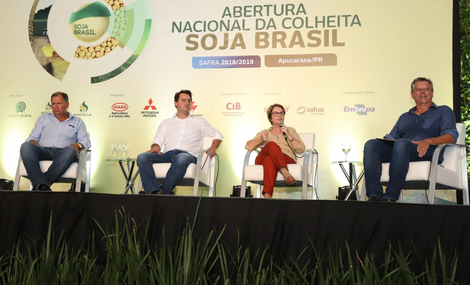 O governador Carlos Massa Ratinho Junior e a ministra da Agricultura, Pecuária e Abastecimento, Tereza Cristina, participam do evento que marca a abertura nacional da colheita da soja. Apucarana, 24/01/2019. Foto: Rodrigo Felix Leal/ANPr