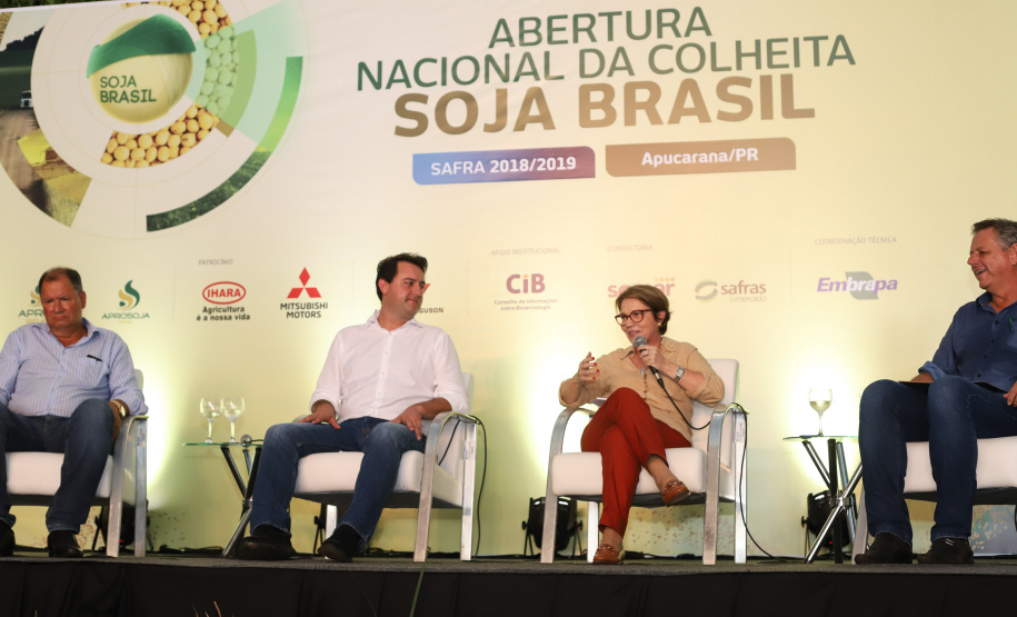 O governador Carlos Massa Ratinho Junior e a ministra da Agricultura, Pecuária e Abastecimento, Tereza Cristina, participam do evento que marca a abertura nacional da colheita da soja. Apucarana, 24/01/2019. Foto: Rodrigo Felix Leal/ANPr