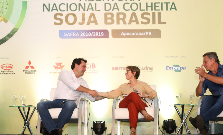 O governador Carlos Massa Ratinho Junior e a ministra da Agricultura, Pecuária e Abastecimento, Tereza Cristina, participam do evento que marca a abertura nacional da colheita da soja. Apucarana, 24/01/2019. Foto: Rodrigo Felix Leal/ANPr