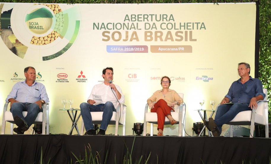 O governador Carlos Massa Ratinho Junior e a ministra da Agricultura, Pecuária e Abastecimento, Tereza Cristina, participam do evento que marca a abertura nacional da colheita da soja. Apucarana, 24/01/2019. Foto: Rodrigo Felix Leal/ANPr