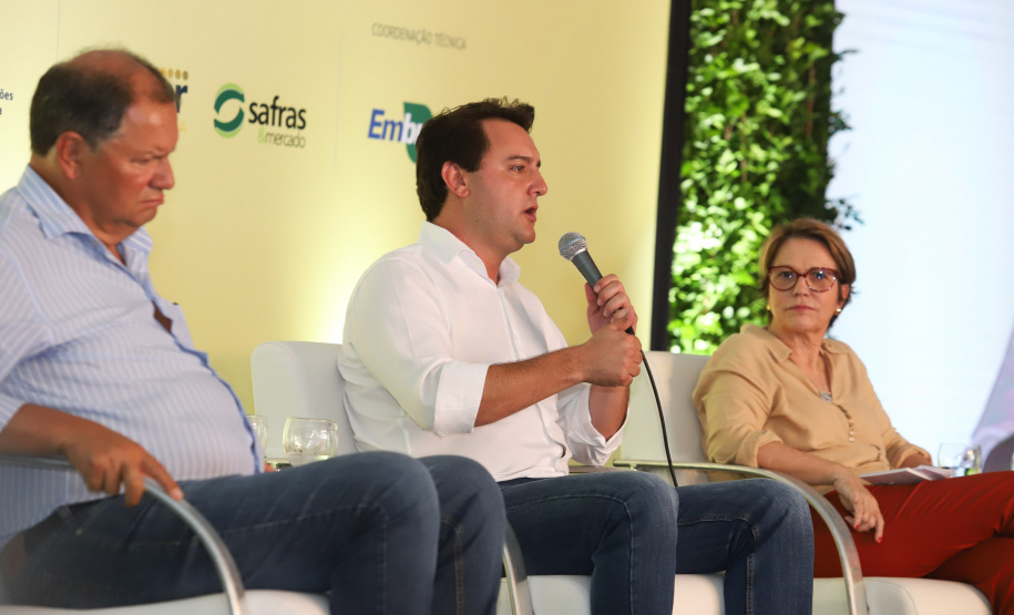 O governador Carlos Massa Ratinho Junior e a ministra da Agricultura, Pecuária e Abastecimento, Tereza Cristina, participam do evento que marca a abertura nacional da colheita da soja. Apucarana, 24/01/2019. Foto: Rodrigo Felix Leal/ANPr