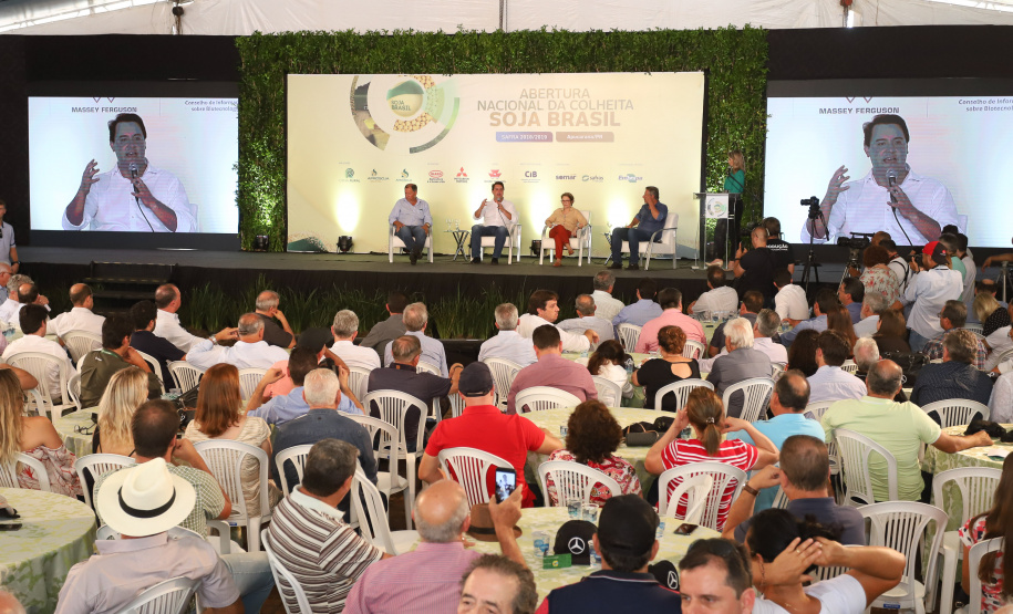 O governador Carlos Massa Ratinho Junior e a ministra da Agricultura, Pecuária e Abastecimento, Tereza Cristina, participam do evento que marca a abertura nacional da colheita da soja. Apucarana, 24/01/2019. Foto: Rodrigo Felix Leal/ANPr
