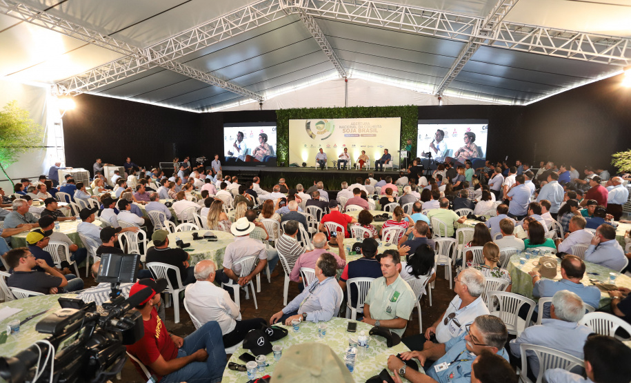 O governador Carlos Massa Ratinho Junior e a ministra da Agricultura, Pecuária e Abastecimento, Tereza Cristina, participam do evento que marca a abertura nacional da colheita da soja. Apucarana, 24/01/2019. Foto: Rodrigo Felix Leal/ANPr