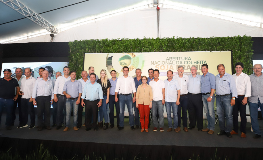 O governador Carlos Massa Ratinho Junior e a ministra da Agricultura, Pecuária e Abastecimento, Tereza Cristina, participam do evento que marca a abertura nacional da colheita da soja. Apucarana, 24/01/2019. Foto: Rodrigo Felix Leal/ANPr