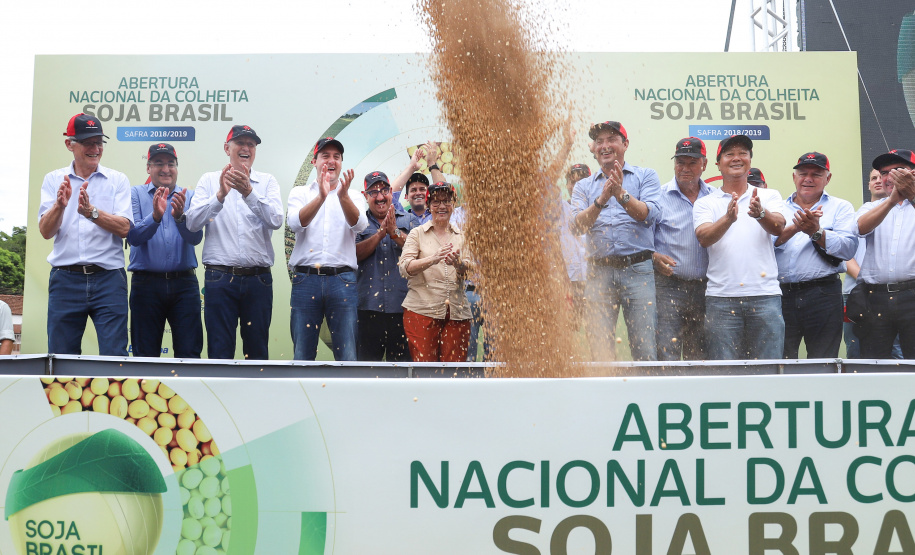 O governador Carlos Massa Ratinho Junior e a ministra da Agricultura, Pecuária e Abastecimento, Tereza Cristina, participam do evento que marca a abertura nacional da colheita da soja. Apucarana, 24/01/2019. Foto: Rodrigo Felix Leal/ANPr