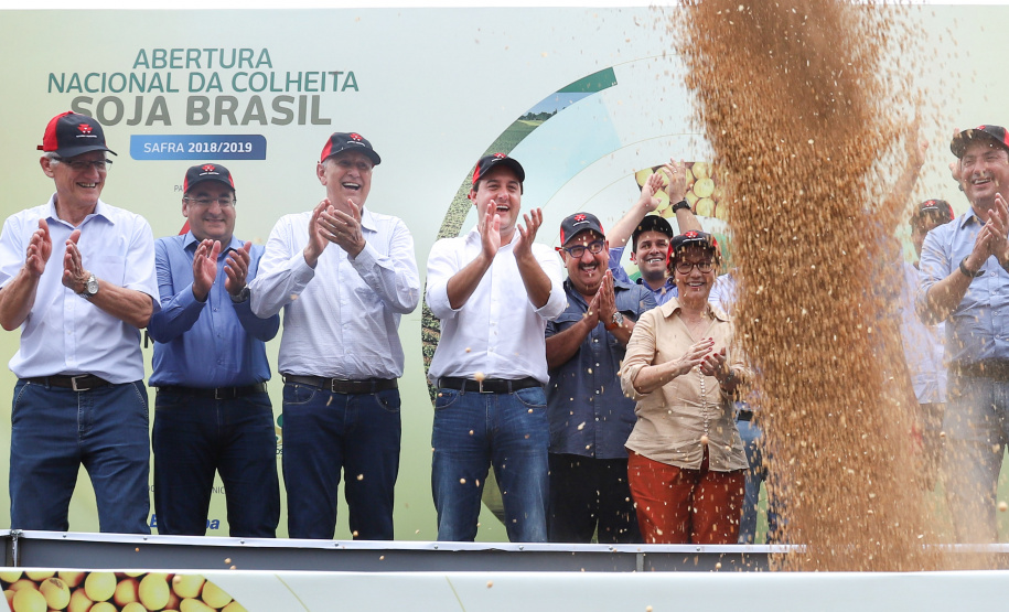 O governador Carlos Massa Ratinho Junior e a ministra da Agricultura, Pecuária e Abastecimento, Tereza Cristina, participam do evento que marca a abertura nacional da colheita da soja. Apucarana, 24/01/2019. Foto: Rodrigo Felix Leal/ANPr
