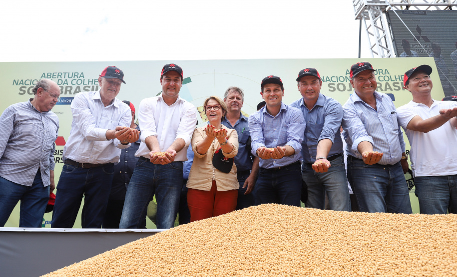 O governador Carlos Massa Ratinho Junior e a ministra da Agricultura, Pecuária e Abastecimento, Tereza Cristina, participam do evento que marca a abertura nacional da colheita da soja. Apucarana, 24/01/2019. Foto: Rodrigo Felix Leal/ANPr