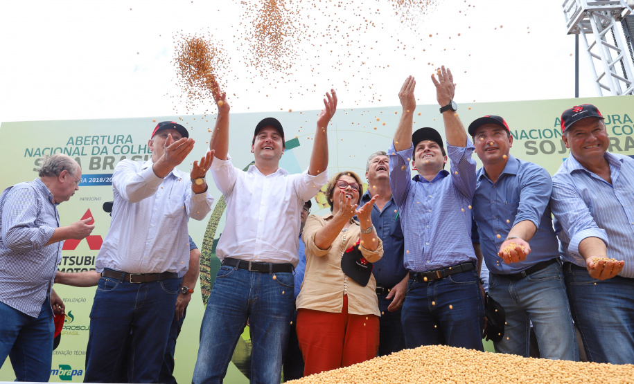 O governador Carlos Massa Ratinho Junior e a ministra da Agricultura, Pecuária e Abastecimento, Tereza Cristina, participam do evento que marca a abertura nacional da colheita da soja. Apucarana, 24/01/2019. Foto: Rodrigo Felix Leal/ANPr