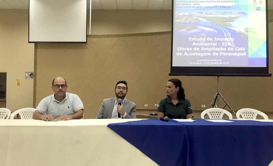 Mais de 600 pessoas participaram da audiência pública para apresentação do projeto de ampliação do cais de acostagem do Porto de Paranaguá. Na reunião, realizada quarta-feira (23) e que durou cinco horas, moradores de comunidades pesqueiras, tradicionais, indígenas e de todo os bairros da cidade conheceram e opinaram sobre o projeto. Foto: APPA