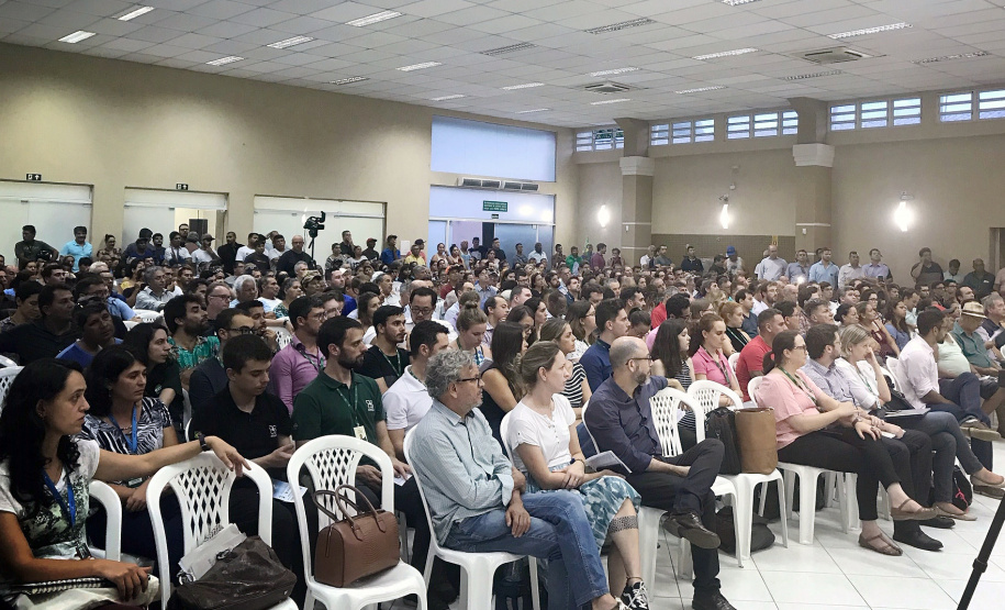 Mais de 600 pessoas participaram da audiência pública para apresentação do projeto de ampliação do cais de acostagem do Porto de Paranaguá. Na reunião, realizada quarta-feira (23) e que durou cinco horas, moradores de comunidades pesqueiras, tradicionais, indígenas e de todo os bairros da cidade conheceram e opinaram sobre o projeto. Foto: APPA