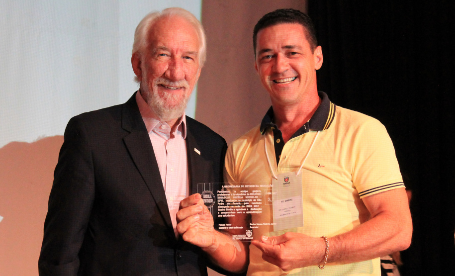 A Secretaria de Estado da Educação iniciou nessa quinta-feira (24), em Pinhão (no Centro-Sul), a segunda etapa do Seminário de Diretores ? Aprendizagem em Foco 2019. HOMENAGENS - As escolas estaduais das dez regionais com as melhores notas e maior crescimento no Índice de Desenvolvimento da Educação Básica (Ideb) foram homenageadas pela pasta na abertura do evento.  -  Faxinal do Céu, 24/01/2019  -  Foto: Fernandor de Jesus/SEED