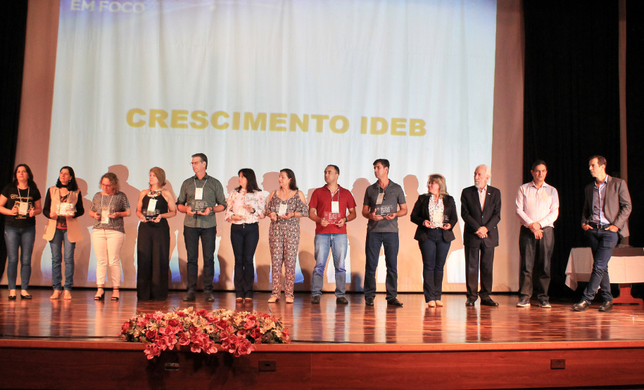 A Secretaria de Estado da Educação iniciou nessa quinta-feira (24), em Pinhão (no Centro-Sul), a segunda etapa do Seminário de Diretores ? Aprendizagem em Foco 2019. HOMENAGENS - As escolas estaduais das dez regionais com as melhores notas e maior crescimento no Índice de Desenvolvimento da Educação Básica (Ideb) foram homenageadas pela pasta na abertura do evento.  -  Faxinal do Céu, 24/01/2019  -  Foto: Fernandor de Jesus/SEED
