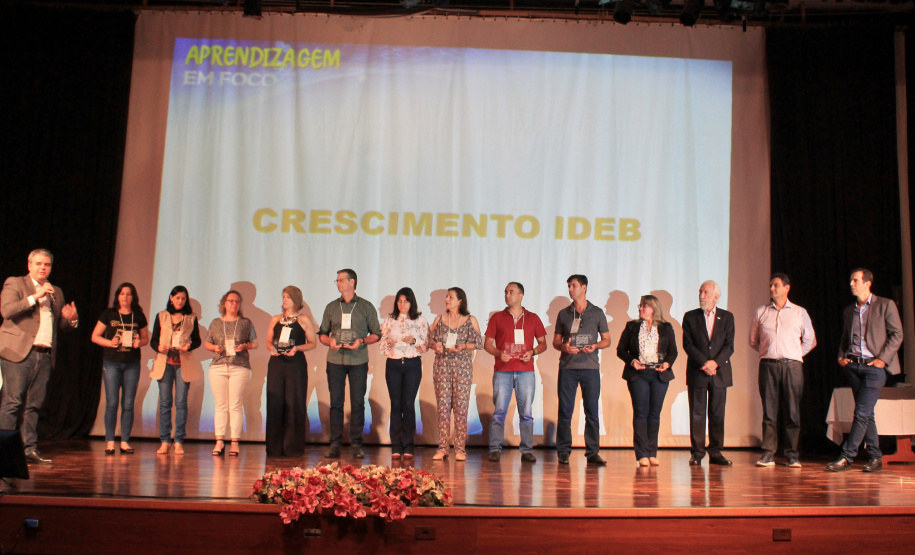 A Secretaria de Estado da Educação iniciou nessa quinta-feira (24), em Pinhão (no Centro-Sul), a segunda etapa do Seminário de Diretores ? Aprendizagem em Foco 2019. HOMENAGENS - As escolas estaduais das dez regionais com as melhores notas e maior crescimento no Índice de Desenvolvimento da Educação Básica (Ideb) foram homenageadas pela pasta na abertura do evento.  -  Faxinal do Céu, 24/01/2019  -  Foto: Fernandor de Jesus/SEED