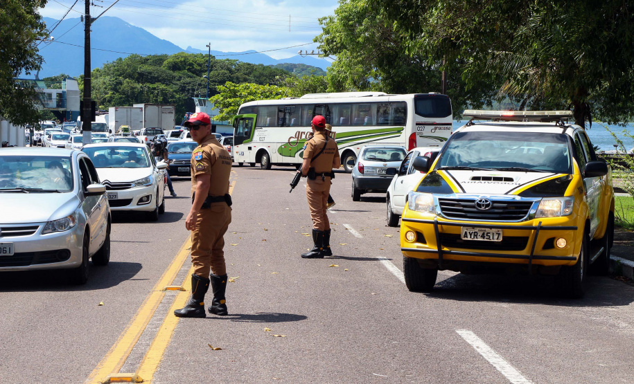A fiscalização das equipes do Batalhão de Polícia Rodoviária (BPRv) nas rodovias estaduais que cortam o Litoral do Paraná flagrou mais de 7 mil veículos com velocidade acima do permitido na via e duas pessoas perderam a vida vítimas de atropelamento nos primeiros 30 dias do verão (de 21 de dezembro à 21 de janeiro). O balanço do Batalhão aponta ainda que houve aumento de 17,91% nos acidentes e de 4,55% de pessoas feridas em comparação com o mesmo período da temporada anterior.- -  Foto: BPRv