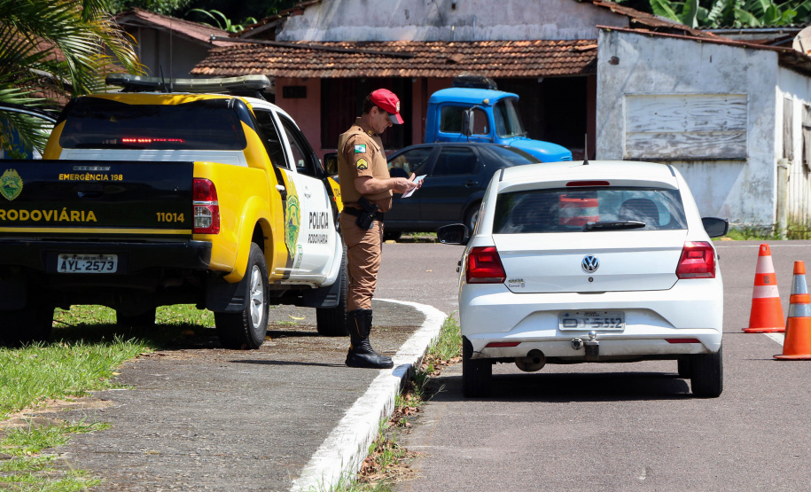 A fiscalização das equipes do Batalhão de Polícia Rodoviária (BPRv) nas rodovias estaduais que cortam o Litoral do Paraná flagrou mais de 7 mil veículos com velocidade acima do permitido na via e duas pessoas perderam a vida vítimas de atropelamento nos primeiros 30 dias do verão (de 21 de dezembro à 21 de janeiro). O balanço do Batalhão aponta ainda que houve aumento de 17,91% nos acidentes e de 4,55% de pessoas feridas em comparação com o mesmo período da temporada anterior.- -  Foto: BPRv