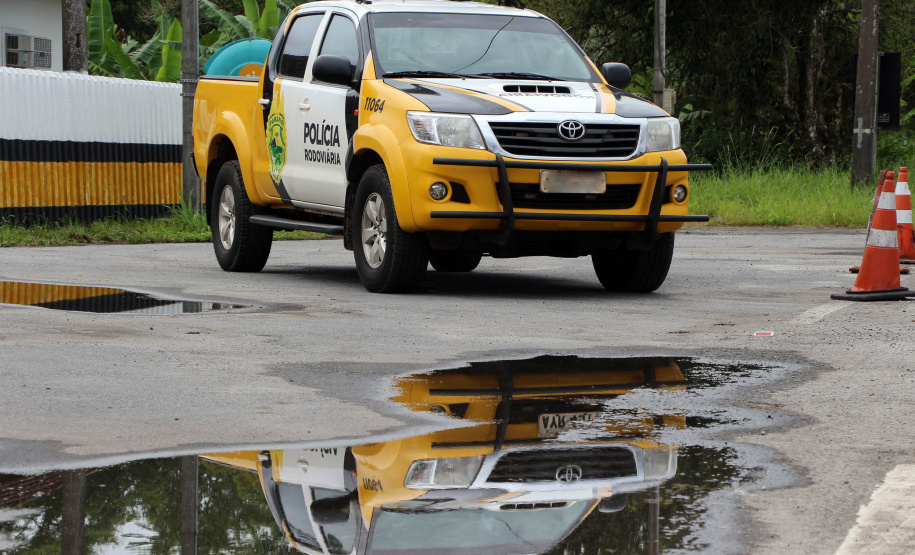 A fiscalização das equipes do Batalhão de Polícia Rodoviária (BPRv) nas rodovias estaduais que cortam o Litoral do Paraná flagrou mais de 7 mil veículos com velocidade acima do permitido na via e duas pessoas perderam a vida vítimas de atropelamento nos primeiros 30 dias do verão (de 21 de dezembro à 21 de janeiro). O balanço do Batalhão aponta ainda que houve aumento de 17,91% nos acidentes e de 4,55% de pessoas feridas em comparação com o mesmo período da temporada anterior.- -  Foto: BPRv