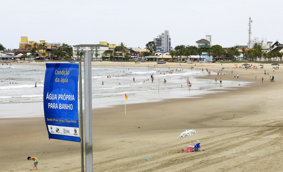 O sexto Boletim de Balneabilidade, divulgado pelo Instituto Ambiental do Paraná (IAP) nesta sexta-feira (25), aponta que somente Ponta da Pita, em Antonina, continua não recomendável para banho. O ponto que estava impróprio em Caiobá voltou à normalidade. No Interior, não há nenhum ponto impróprio até o momento. -  25/01/2019  - .Foto: Arnaldo Alves / ANPr.