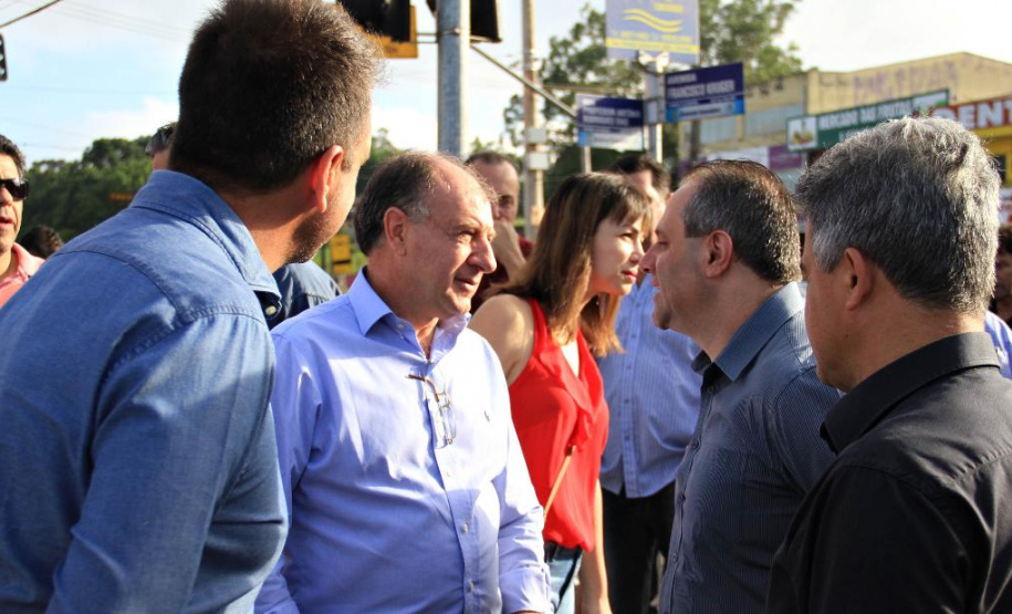 O Governo do Estado, em parceria com a Prefeitura de Almirante Tamandaré, entregou nesta sexta-feira (25) obras de revitalização do Terminal Rodoviário Municipal Vereador Dirceu Pavoni (Terminal Cachoeira), beneficiando diretamente cerca de 18 mil pessoas por dia, usuárias de dez linhas. A entrega foi feita pelo secretário do Desenvolvimento Urbano e Obras Públicas, João Carlos Ortega, e o prefeito Gerson Colodel. Foto: Divulgação/SEDU