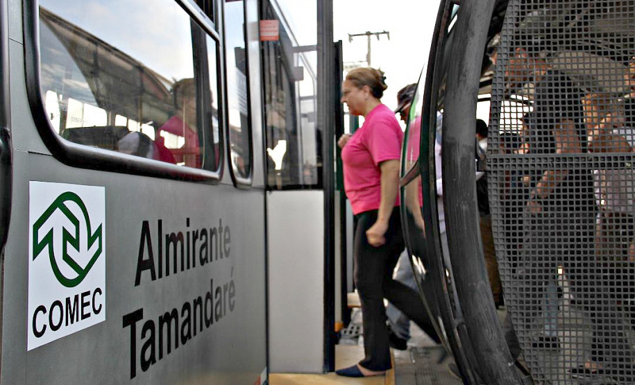 O Governo do Estado, em parceria com a Prefeitura de Almirante Tamandaré, entregou nesta sexta-feira (25) obras de revitalização do Terminal Rodoviário Municipal Vereador Dirceu Pavoni (Terminal Cachoeira), beneficiando diretamente cerca de 18 mil pessoas por dia, usuárias de dez linhas. A entrega foi feita pelo secretário do Desenvolvimento Urbano e Obras Públicas, João Carlos Ortega, e o prefeito Gerson Colodel. Foto: Divulgação/SEDU