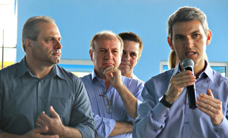 O Governo do Estado, em parceria com a Prefeitura de Almirante Tamandaré, entregou nesta sexta-feira (25) obras de revitalização do Terminal Rodoviário Municipal Vereador Dirceu Pavoni (Terminal Cachoeira), beneficiando diretamente cerca de 18 mil pessoas por dia, usuárias de dez linhas. A entrega foi feita pelo secretário do Desenvolvimento Urbano e Obras Públicas, João Carlos Ortega, e o prefeito Gerson Colodel. Foto: Divulgação/SEDU