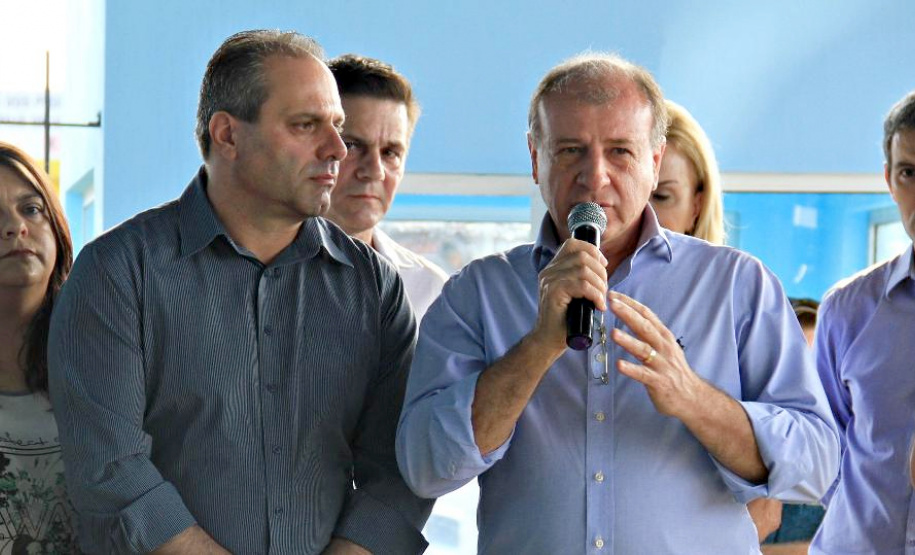 O Governo do Estado, em parceria com a Prefeitura de Almirante Tamandaré, entregou nesta sexta-feira (25) obras de revitalização do Terminal Rodoviário Municipal Vereador Dirceu Pavoni (Terminal Cachoeira), beneficiando diretamente cerca de 18 mil pessoas por dia, usuárias de dez linhas. A entrega foi feita pelo secretário do Desenvolvimento Urbano e Obras Públicas, João Carlos Ortega, e o prefeito Gerson Colodel. Foto: Divulgação/SEDU