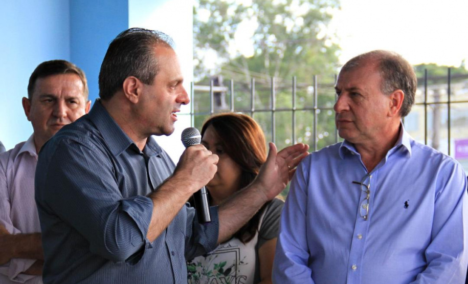 O Governo do Estado, em parceria com a Prefeitura de Almirante Tamandaré, entregou nesta sexta-feira (25) obras de revitalização do Terminal Rodoviário Municipal Vereador Dirceu Pavoni (Terminal Cachoeira), beneficiando diretamente cerca de 18 mil pessoas por dia, usuárias de dez linhas. A entrega foi feita pelo secretário do Desenvolvimento Urbano e Obras Públicas, João Carlos Ortega, e o prefeito Gerson Colodel. Foto: Divulgação/SEDU