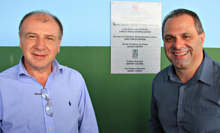 O Governo do Estado, em parceria com a Prefeitura de Almirante Tamandaré, entregou nesta sexta-feira (25) obras de revitalização do Terminal Rodoviário Municipal Vereador Dirceu Pavoni (Terminal Cachoeira), beneficiando diretamente cerca de 18 mil pessoas por dia, usuárias de dez linhas. A entrega foi feita pelo secretário do Desenvolvimento Urbano e Obras Públicas, João Carlos Ortega, e o prefeito Gerson Colodel. Foto: Divulgação/SEDU