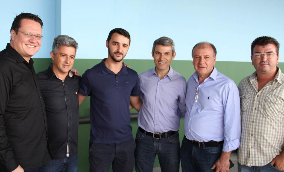 O Governo do Estado, em parceria com a Prefeitura de Almirante Tamandaré, entregou nesta sexta-feira (25) obras de revitalização do Terminal Rodoviário Municipal Vereador Dirceu Pavoni (Terminal Cachoeira), beneficiando diretamente cerca de 18 mil pessoas por dia, usuárias de dez linhas. A entrega foi feita pelo secretário do Desenvolvimento Urbano e Obras Públicas, João Carlos Ortega, e o prefeito Gerson Colodel. Foto: Divulgação/SEDU