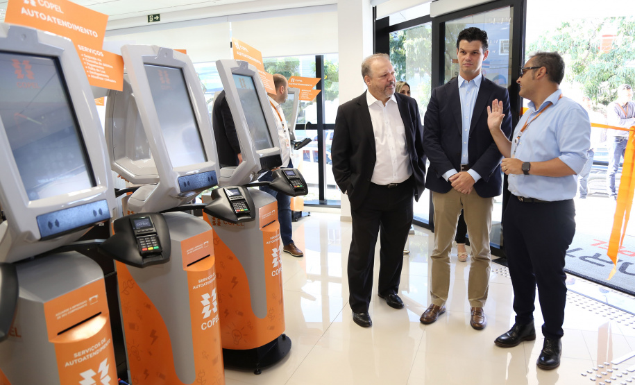 Smart Copel já funciona com novo centro de operações. O presidente da Copel, Daniel Pimentel Slaviero, e o diretor da Copel Distribuição, Antonio Guetter, visitaram nesta sexta-feira (25) a unidade. Eles conversaram com os funcionários e viram como funcionam desde o setor de operações até o atendimento.  -  Curitiba, 25/01/2019  -  Foto: Dani Catisti/Copel
