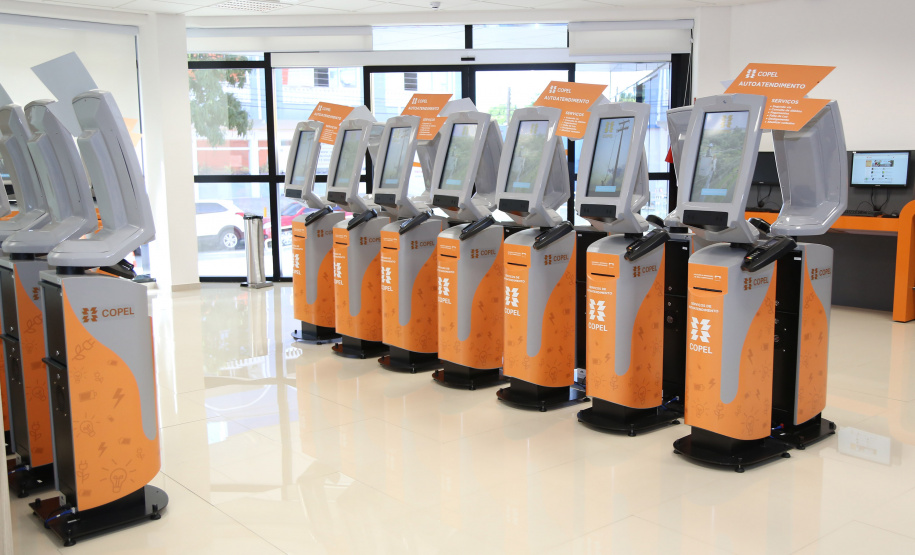 Smart Copel já funciona com novo centro de operações. O presidente da Copel, Daniel Pimentel Slaviero, e o diretor da Copel Distribuição, Antonio Guetter, visitaram nesta sexta-feira (25) a unidade. Eles conversaram com os funcionários e viram como funcionam desde o setor de operações até o atendimento. Totens de autoatendimento  -  Curitiba, 25/01/2019  -  Foto: Dani Catisti/Copel