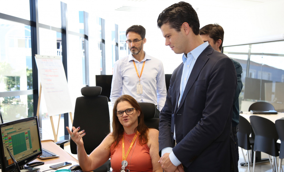 Smart Copel já funciona com novo centro de operações. O presidente da Copel, Daniel Pimentel Slaviero, e o diretor da Copel Distribuição, Antonio Guetter, visitaram nesta sexta-feira (25) a unidade. Eles conversaram com os funcionários e viram como funcionam desde o setor de operações até o atendimento.  -  Curitiba, 25/01/2019  -  Foto: Dani Catisti/Copel